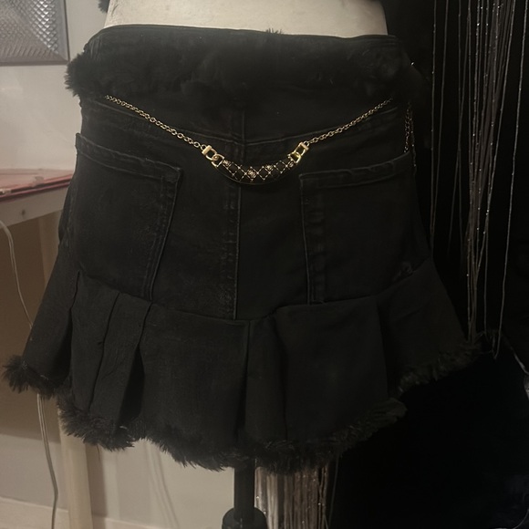 Pleated mini skirt and fur bra - Picture 5 of 5